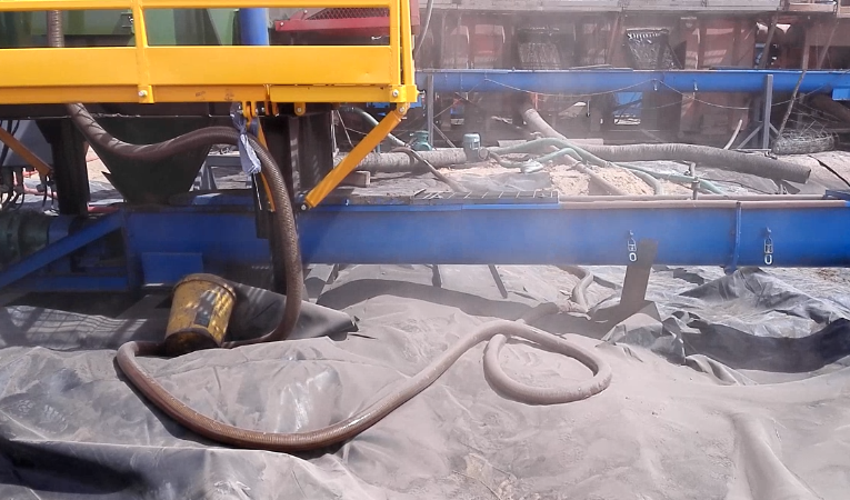 阿爾及利亞國家油氣公司巖屑甩干機應用現場