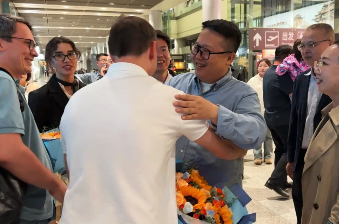 雙方在機場親切擁抱 雙方在機場親切擁抱