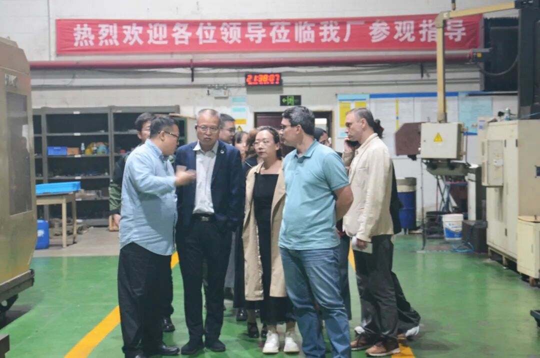 俄方人員參觀科迅機械生產線 俄方人員參觀科迅機械生產線